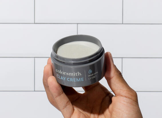 appliquer l'argile crème coiffante sur les cheveux