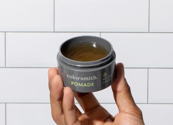 appliquer de la pommade sur les cheveux