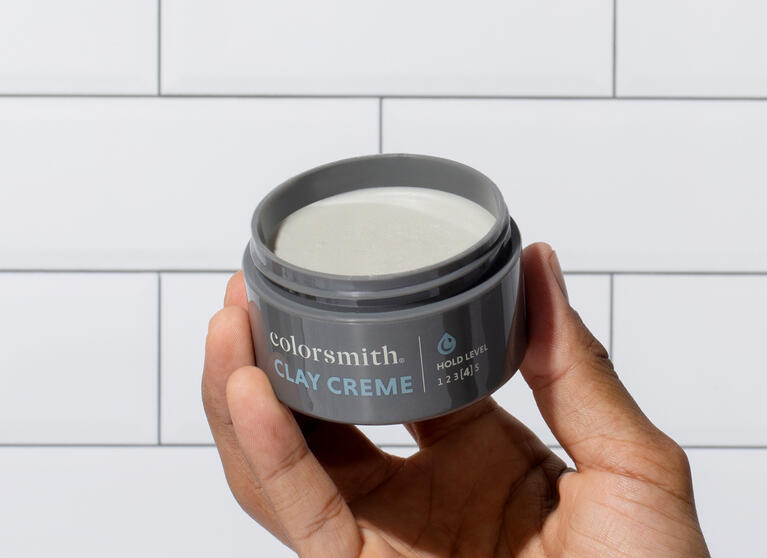 appliquer l'argile crème coiffante sur les cheveux