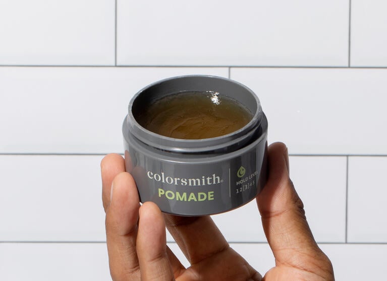 appliquer de la pommade sur les cheveux